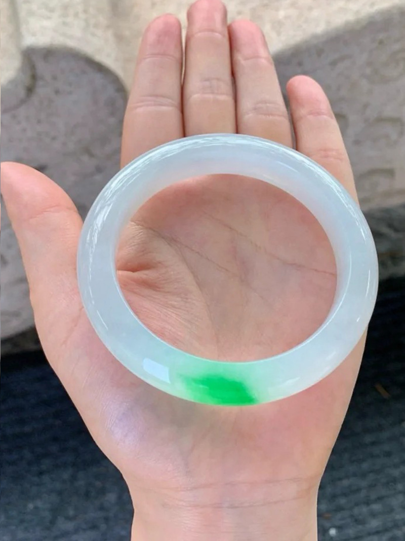 图片[1]-一抹翠色惊鸿白底青翡翠手镯