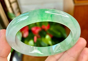 翡翠手镯半山半水金丝绿-影灿珠宝