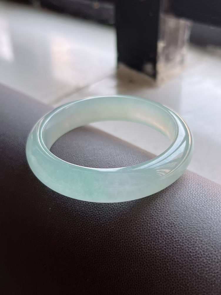 图片[1]-翡翠，是大地写给时光的情书，每一抹翠色，都藏着岁月的深情告白-影灿珠宝