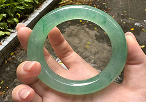 金丝绿花翡翠手镯胖圆条-影灿珠宝