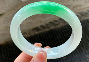 推荐一条正圈白绿分明的白底青-影灿珠宝