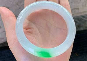 一抹翠色惊鸿白底青翡翠手镯-影灿珠宝